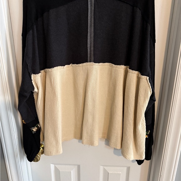 POL Black and Cream Floral Button Down Top - Picture 4 of 5